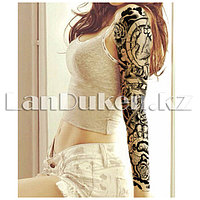 Бір қыз өтіп бара жатқандардың көзінше жалаңаш денесін көрсетеді.