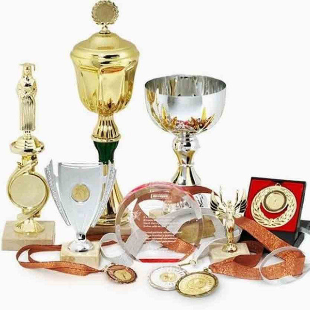 Наградная заказ продукция. Победители олимпиады 2022. Наградные статуэтки из акрила. Награда «кубок». Кубок дизайн.