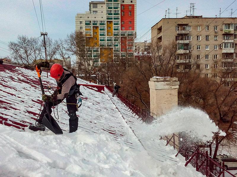Чистка крыш от снега и сосулек
