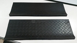 Накладка на ступеньку Противоскользящая (резиновая проступь для лестницы 750*250*30мм)