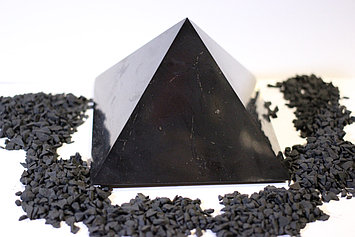 Пирамида полированная  из шунгита  15*15 см из Карелии