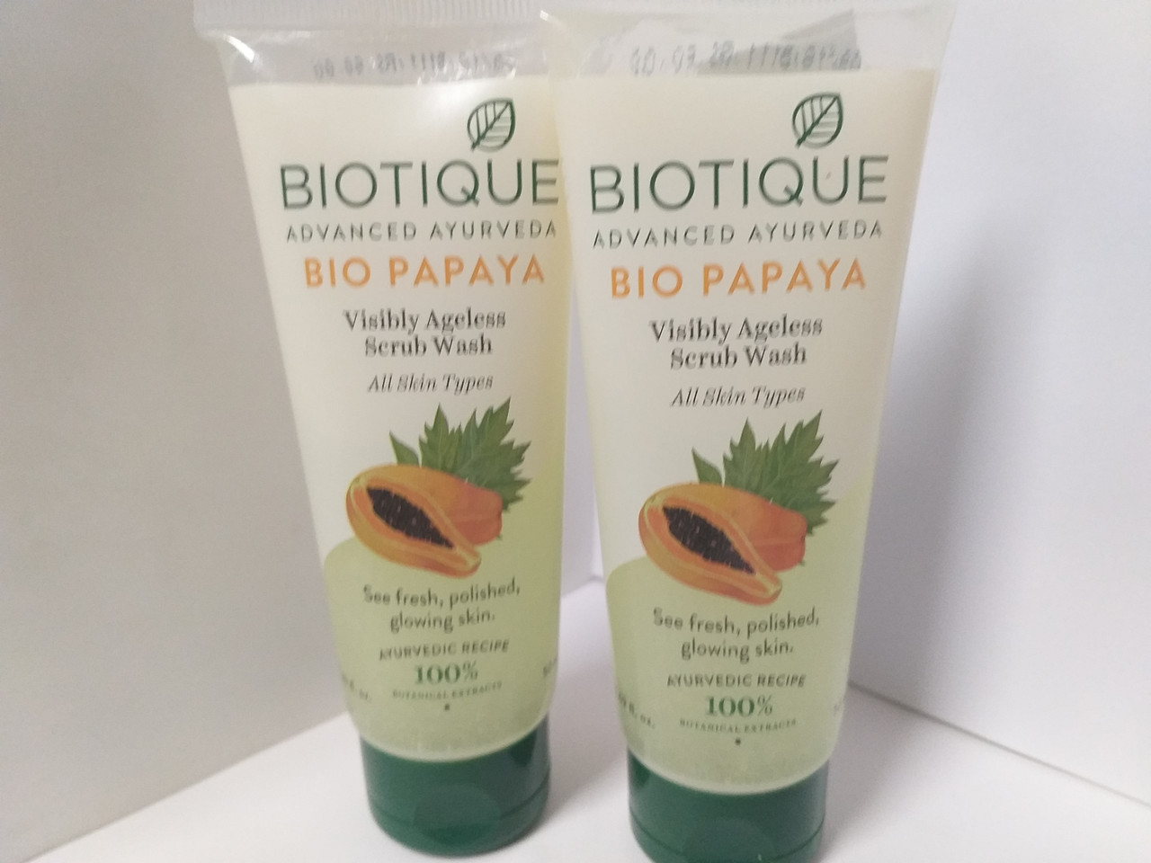 Гель скраб для лица  омолаживающий "Bio Papaya" Biotique. 100 мл