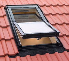 Мансардное окно 66х118 Fakro FTS-V U2 с окладом EZV для металлочерепицы