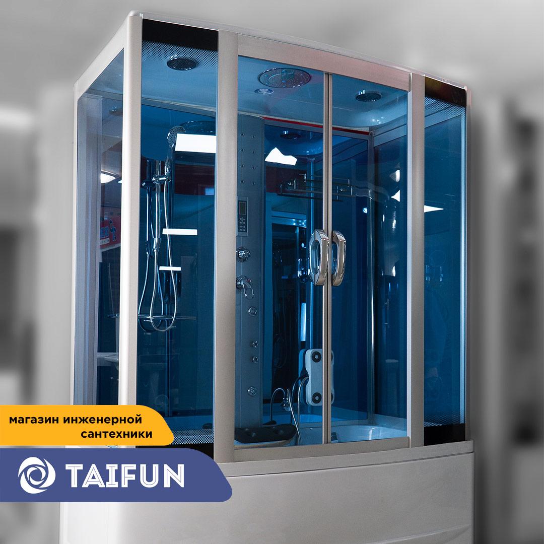 Жағажайдағы душ кабинасына үңілу Жағажайдағы душ кабинасына үңілу