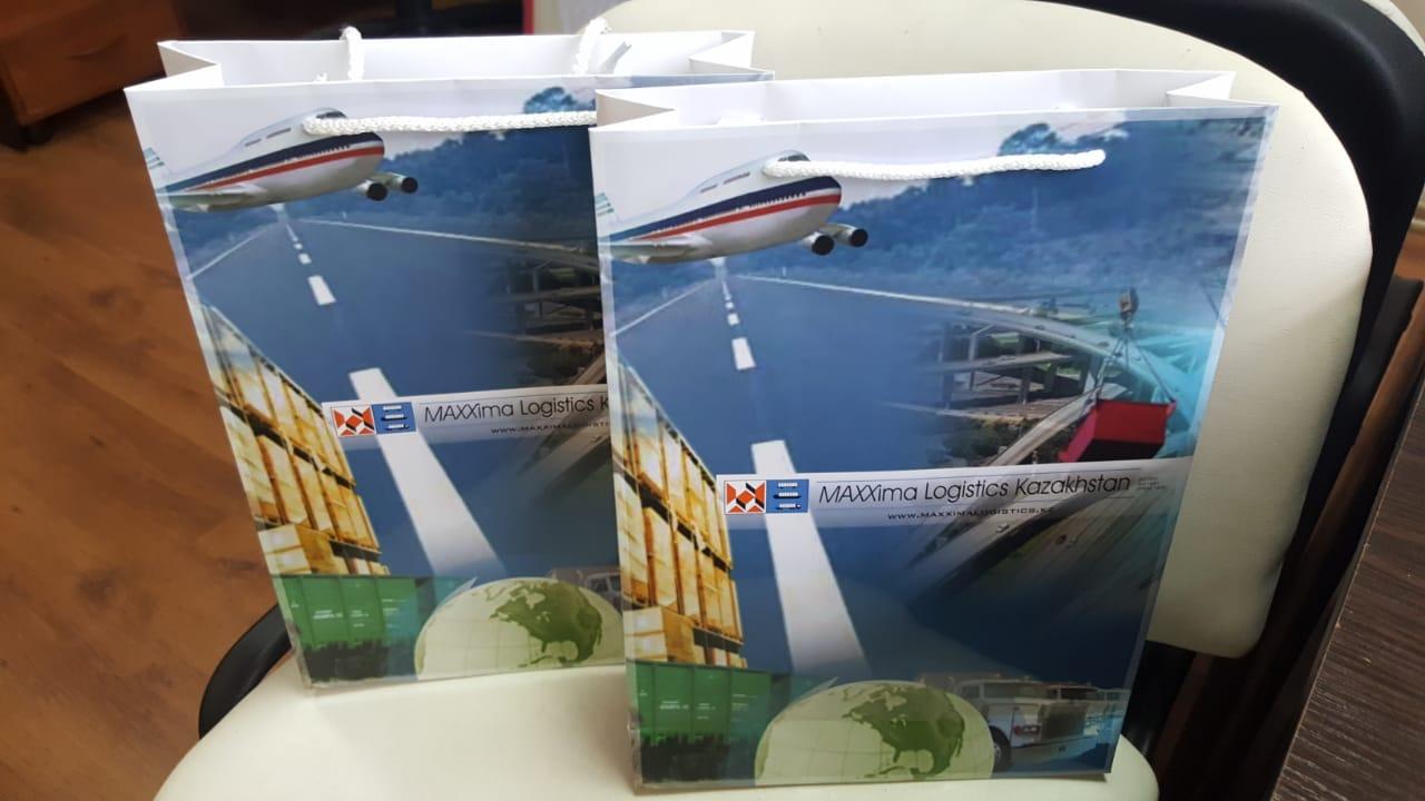 Изготовление сувенирных бумажных пакетов с логотипом по индивидуальному заказу