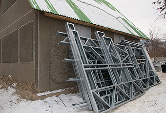 Начали завозить готовые панели для сборки дома. Так как объект находится в дачном районе, доставка осложнялась довольно узкой дорогой (4м), газовыми арками и накатанной ледяной колеей. Были ограничения по габаритам выбераемой грузовой автомашины