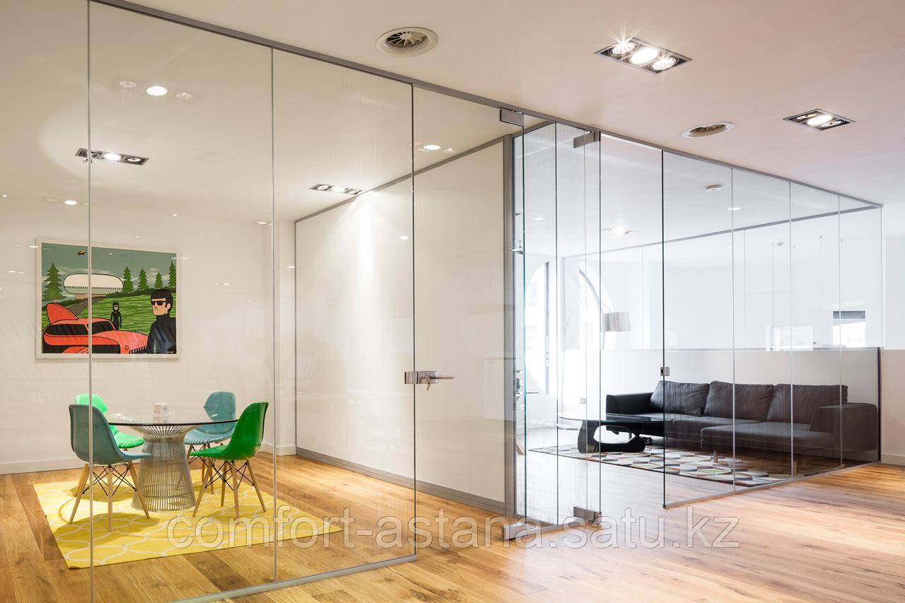 Почти прозрачная. Бесцветный маникюр. Пеленка с адгезивным карем в виде г из нетканого материла хим. Пеньюар beauty night genevieve. Светло серый фон.