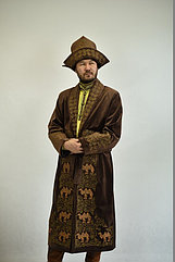 Казахский мужской шапан с национальным орнаментом