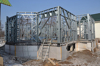 3-й день работы - выравнивание и подгонка всех стеновых панелей по уровню (горизонталь, вертикаль), проверка и подгонка диагоналей, фиксация крепежем всех стеновых панелей между собой.