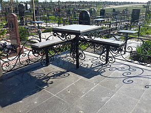 Металлические столы и лавки на кладбище