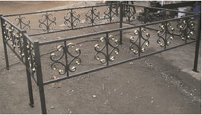 Металлические ограды на кладбище