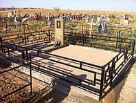 Металлические ограды на кладбище