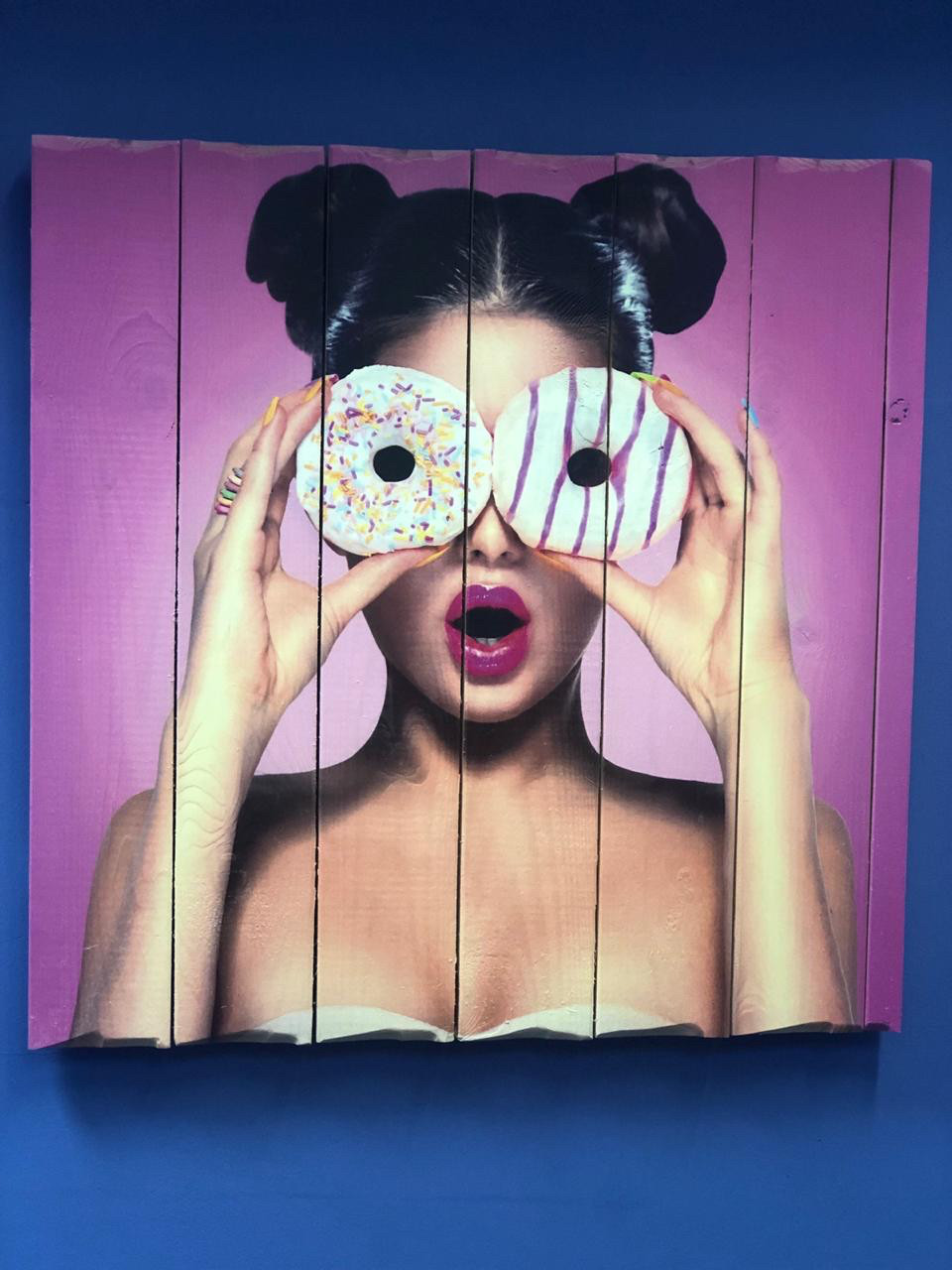 Картина «Девушка с пончиками» 60×60 см