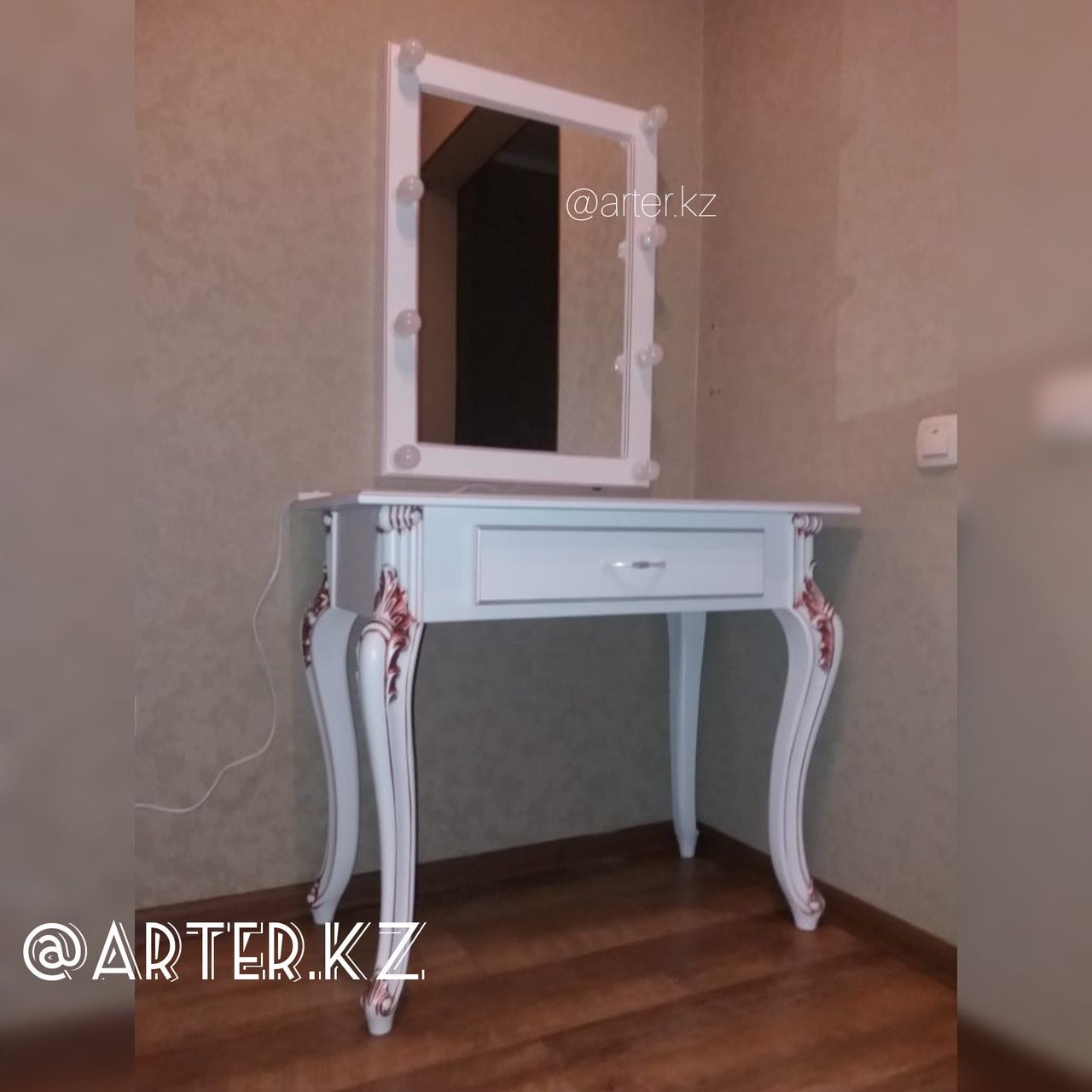 Гримерный стол с зеркалом