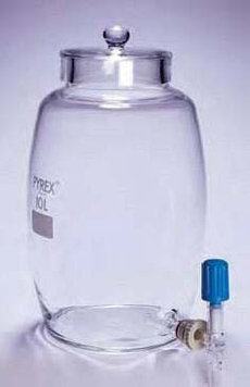 Склянка с тубусом под дистиллированную воду (10 л) широкогорлая со стеклянной крышкой, с краном (Pyrex)