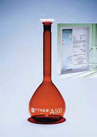 Колба мерная с 1 отметкой и п/э пробкой NS 12/21, 50 мл, класс А, темное стекло с сертификатом (Pyrex)
