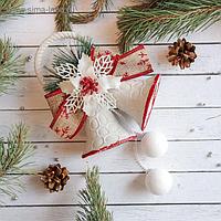 Украшение новогоднее "Белый перелив" колокольчики, красный кант 15*25 см