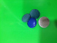 Услуга по обтяжке пуговиц тканью.