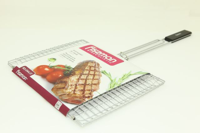 1044 FISSMAN Решетка для приготовления стейка на гриле 37x28x3 см с деревянной ручкой (хромированное покрытие)