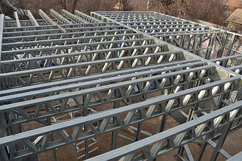 9-й день работы - продолжаем монтаж балок перекрытия первого этажа. Смонтировано еще треть балок перекрытия.