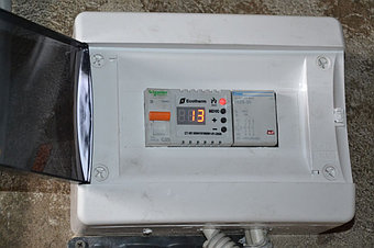 Для экономичной работы антиобледелительной системы устанавливается такой щиток. Подогрев кабеля включается в зависимости от температуры наружного воздуха, в тот период, когда наиболее вероятно таяние снега и льда, а так же выпадение осадков.