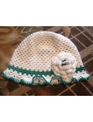 Вязанная шапочка белая с зеленым.