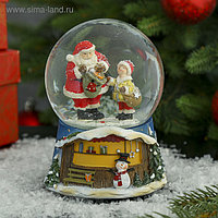 Сувенир полистоун водяной шар музыкальный "Дед Мороз дарит подарки" 14х10,5х10,5 см