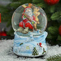 Сувенир полистоун водяной шар музыкальный "Дед Мороз с белыми медведями" 14х10,5х10,5 см