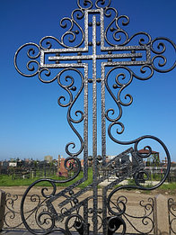 Металлические кресты на кладбище