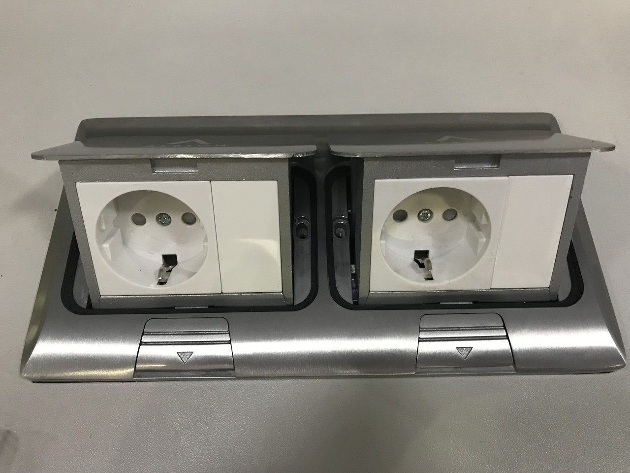 Врезной лючок в стол 84 фото