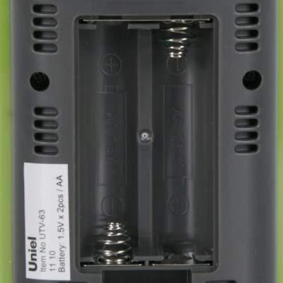 Агрометеостанция UTV-63 Uniel работает от двух пальчиковых батареек, устанавливаемых в отсек на тыльной стороне прибора