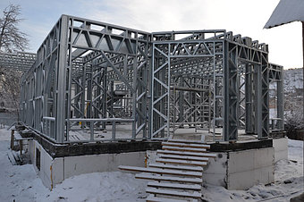 11-й день работы завершили монтаж всех балок перекрытия первого этажа дома.
