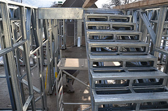 Лестничный марш установлен, осталось основательно закрепить несколько соединений профиля с балками.