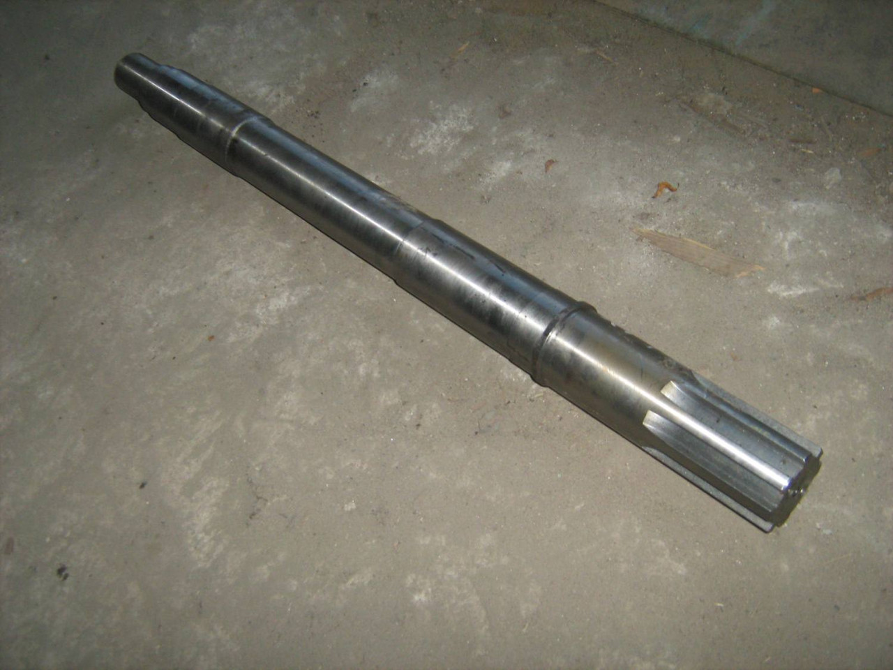 Вал ведущий привода транспортера КДМ130Б-30.22.004( L=823 мм.) (арт. ЭД-226.51.04.004)