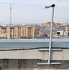 Заказной кронштейн для двух антенн крепили на бетонный парапет металлическими анкерными болтами. 