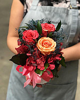 Маған жағажайда бөрене киіп еңкейген ұнайды Жас үй қыздарының үлкен сиськи