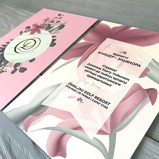 Әйелдердің трусикаларына қарап, ішке кіргізіңіз