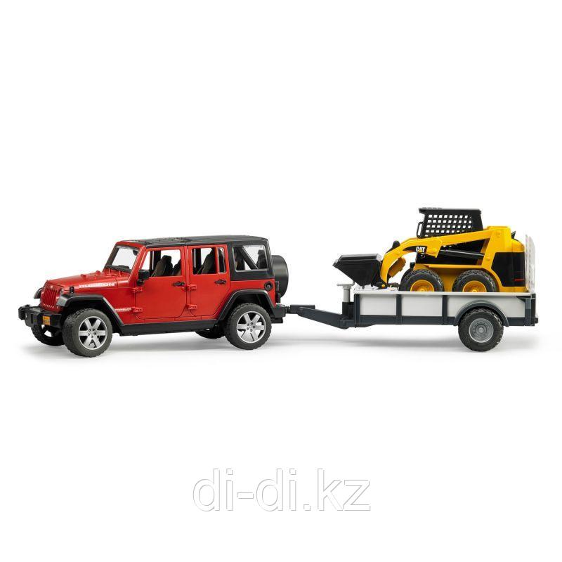 Внедорожник Jeep Wrangler Unlimited Rubicon c прицепом-платформой и колёсным мини погрузчиком CAT