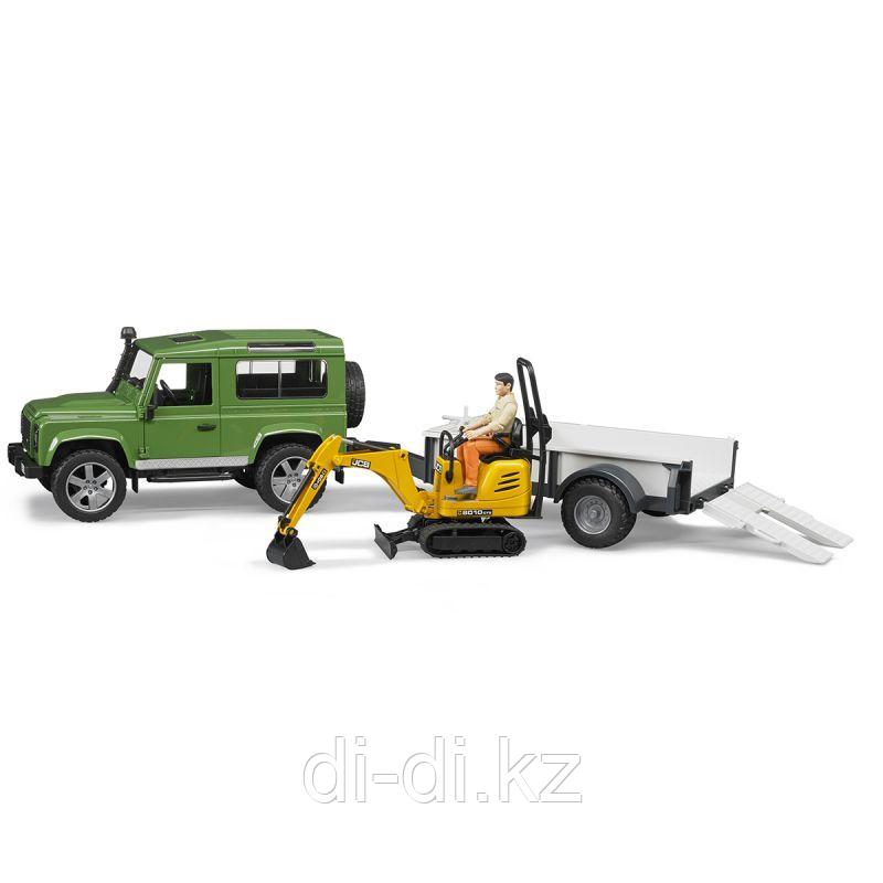 Внедорожник Land Rover Defender c прицепом-платформой, гусеничным мини экскаватором 8010 CTS и рабочим
