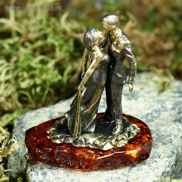 Сувенир из латуни и янтаря "Парочка свадебный танец" 5х5,5 см