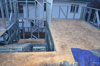 12-й, 13-й, 14-й, 15-й день раскрой и монтаж плит OSB 22мм, на перекрытие м/у первым и вторым этажом. Погода периодически замедляет темпы работы  из-за мелкого дождя или снега.