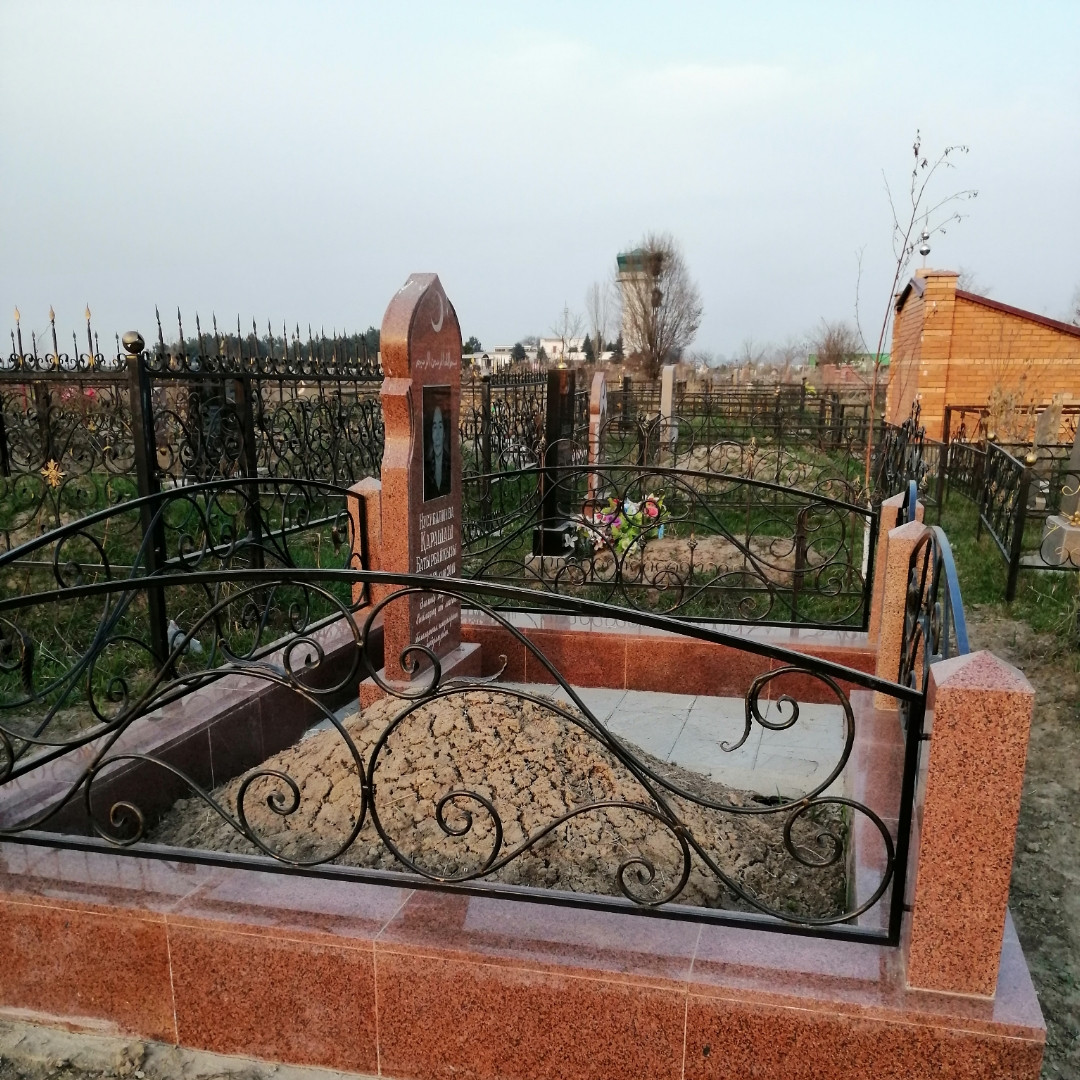 Ограда из металла на кладбище с гранитными столбиками - фото 2 - id-p63476363