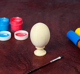 Деревянный сувенир "Яйцо на подставке"